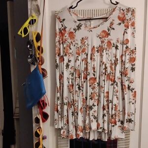 💜 3/$15💜Red Lolly Floral Print, Longsleeve Babydoll Top💜